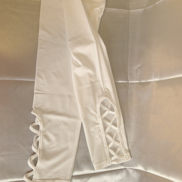 NWT ZENANA OUTFITTERS White control top capri style leggings size L/XL - Picture 3 of 6